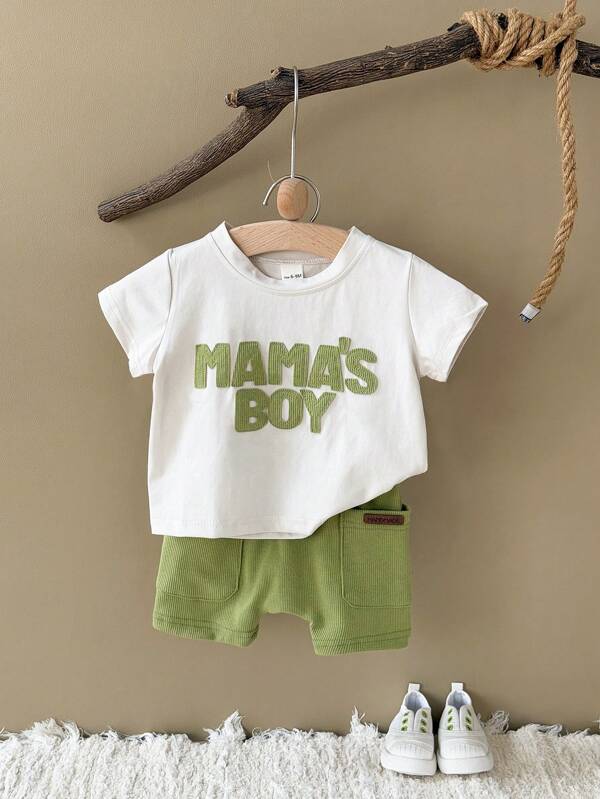 Set de 2 piezas Camiseta de manga corta con parche de letra + Pantalones cortos verdes para bebé niño, verano