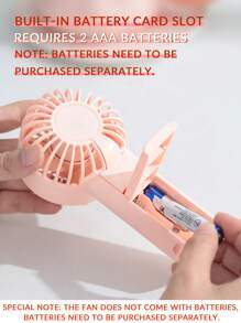 Ventilateur portable à main, petit ventilateur portable à main, trois couleurs au choix, alimenté par 2 piles AAA (piles non incluses), convient pour les activités extérieures d'été, les sports de plage, les voyages, le bureau, la chambre, l'école, le bureau, la plage, les fêtes de piscine, les cadeaux et l'usage quotidien