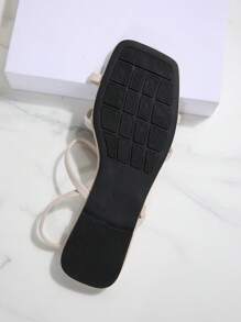 Modische vielseitige französische Brise Sandalen, koreanische Version delikate Riemen damenhaft flache Pantoletten, flache Sandalen für den Sommereinsatz Outdoor