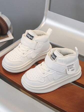 Un par de zapatos blancos de caña alta elegantes para niños, adecuados para el otoño, zapatos deportivos de moda para niños, zapatos casuales para niñas y zapatillas para niños