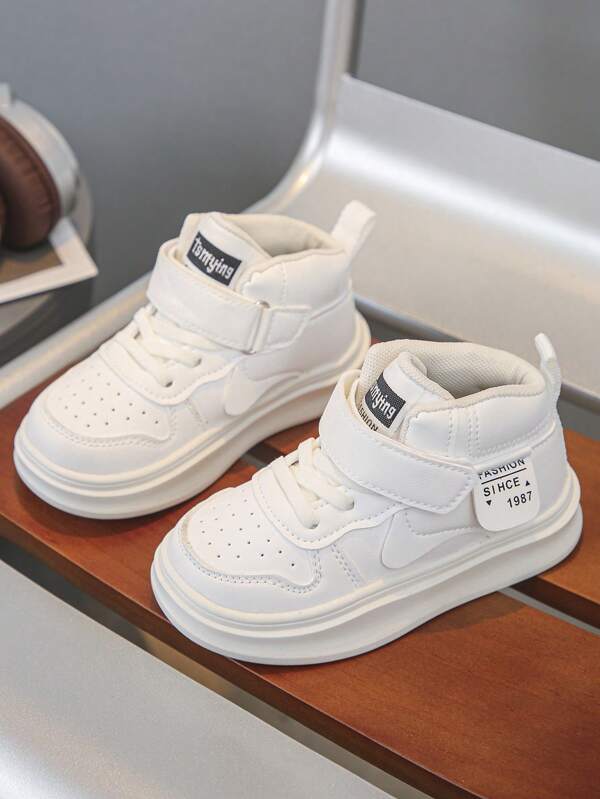 Un par de zapatillas blancas de caña alta elegantes para niños, adecuadas para otoño, zapatos deportivos de moda para niños, zapatos casuales para niñas y zapatos para patinar para niños