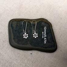 1 paire de boucles d'oreilles pendantes rétro minimalistes vintage argentées en forme de marguerite, bijoux élégants et à la mode pour femmes