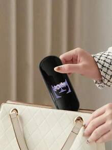 Hộp đựng kính màu trơn kiểu kem/Monet, hộp đựng kính màu đen có in chữ cái đầu tiên từ A đến Z của một bông hoa màu tím, thiết kế mới và đơn giản, tiện lợi và di động với chức năng chống thấm nước và chống bụi, hộp đựng kính râm hình chữ cái - màu đen - Xem 5