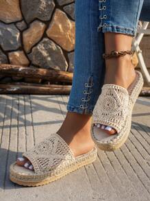 Sandales plates à semelle en paille avec motif rétro asymétrique et texturée pour femmes grandes tailles. Nouvelles sandales bohèmes d'été 2025 pour vacances, décontractées, beiges, convenant pour la plage, le pique-nique, le camping