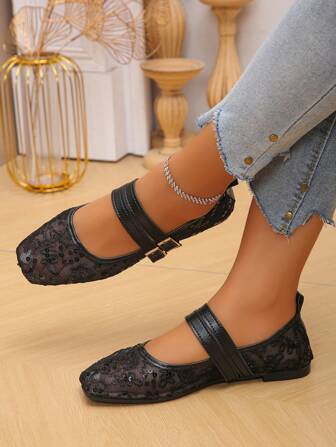 夏季新款时尚百搭玛丽珍黑亮片黑花网眼镂空透气双扣带女平底休闲鞋，日常穿着，轻便舒适，随机刺绣图案