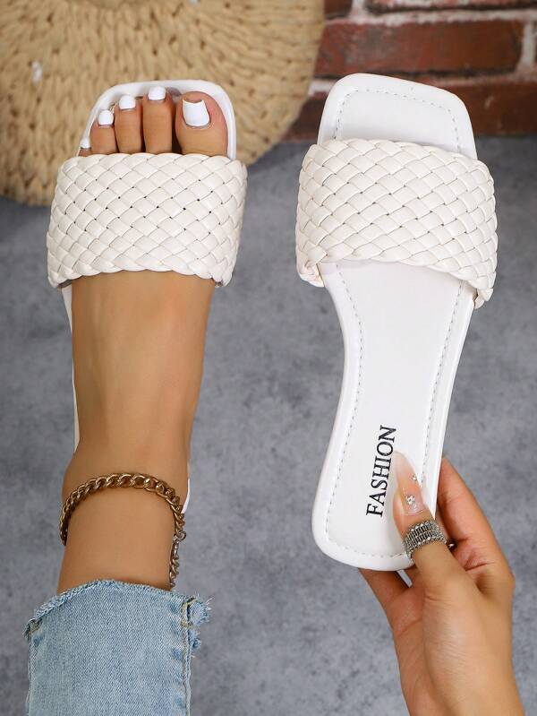 Nouvelles sandales plates confortables avec sangle tressée en PU pour femmes