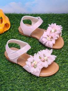 Sandalias de flores de verano 2025, sandalias de playa con suela suave, estilo princesa de dedo abierto, diseño lindo y de moda para niñas