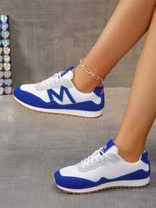 Tênis Patchwork Azul E Branco Da Moda 2025, Confeccionados Em Lona E De Alta Qualidade, Macios, Confortáveis E Respiráveis. O Design Clássico Em Blocos De Cores Azul E Branco É Versátil. Design Simples E Elegante, Confortável E Durável, Adequado Para Uso Diário, Esportes, Lazer, Compras E Diversas Ocasiões. O Solado Antiderrapante E Resistente Ao Desgaste Proporciona Segurança Extra. O Design Elegante E Apropriado É Adequado Para Todas As Ocasiões.