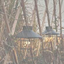 1 Stück Solar betriebene Retro Wolfrram Lampe Laterne, Vintage Stil Pendelleuchte mit schwarzem Metallrahmen und klarem Glas, hochwertig für Garten, Hof, Balkon und Outdoor Dekoration