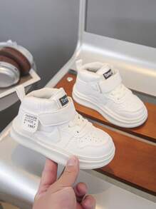 A Pair Of Handsome High Top White Shoes For Children, Suitable For Autumn, Fashionable Sports Shoes For Boys, Casual Shoes For Girls, And Board Shoes For Children