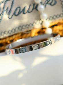 Brazalete de resina asimétrico de viento retro de lujo, nuevo brazalete de primavera y verano de madera de pino natural, brazalete de barra obligatoria de trébol de cuatro hojas, joyería diaria, pero también adecuado para vacaciones, fiestas, pasarelas, uso como regalo(madera de pino natural, vetas y marcas de madera son normales)