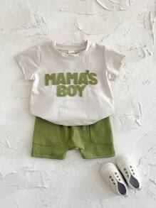 Set de 2 piezas Camiseta de manga corta con parche de letra + Pantalones cortos verdes para bebé niño, verano