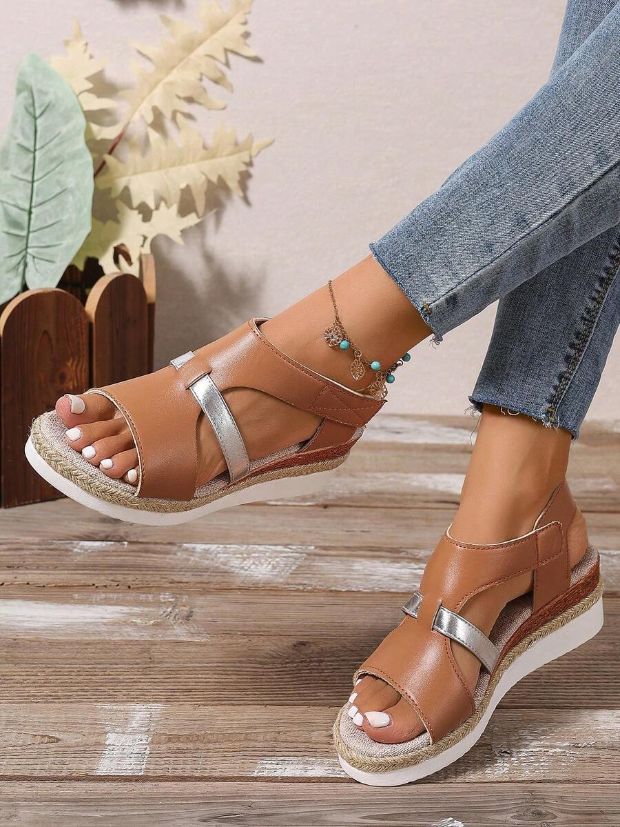 Sandali romani eleganti e casual per donna, con fondo a cuneo in corda, suola spessa e chiusura a strappo