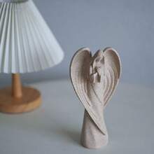 1 Peça, Estátua Ornamental do Anjo Negro. Esta escultura de um anjo é feita em um estilo escuro, se afastando da imagem tradicional de um anjo e contando histórias não contadas.