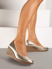 Vices Pumps On A Wedge Heel Decorated With Shiny Braid With Leather Insole - Gold - View 2