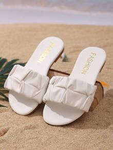 1 Paar weiße plissierte Schleifen-Dekor Römersandalen für große Mädchen & Teenager, weiches PU-Material, plissiertes Schleifen-Design, runde offene Zehenpartie, flache rutschfeste bequeme Casual Strandsandalen, geeignet für 3-15 Jahre alt, Alltag, Party, Urlaub, Sommer 2025 Neuankömmling - Weiss - Übersicht 2