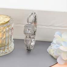 1 Stück neue einfache Damenuhr mit kreativem modischem quadratischem Armband, Quarzuhr für Damen