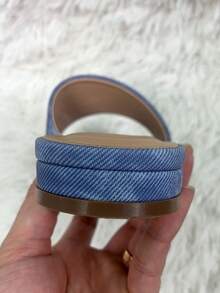 简约牛仔风格女士平底拖鞋，2025夏季新款休闲户外时尚舒适百搭系带一脚蹬波西米亚拼色