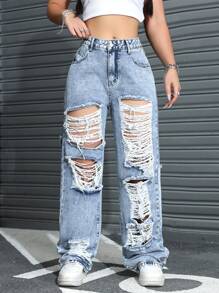 Calça jeans feminina casual azul claro com corte folgado e desgastado