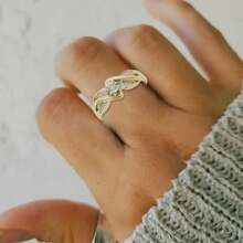 1 pieza Anillo chapado en oro de 14K con zirconia cúbica simulada, adecuado para compromiso, boda, fiesta y ocasiones especiales, apilable, 2 opciones de color