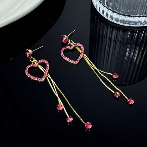 1 paire de boucles d'oreilles pendantes avec pendentif cœur rose, cristal brillant et franges. Boucles d'oreilles charmantes pour femmes