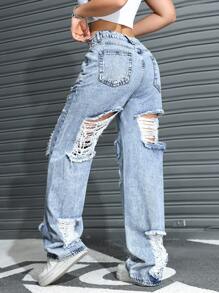 Calça jeans feminina casual azul claro com corte folgado e desgastado