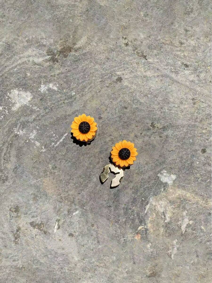 2pcs Cute Sunflower Decoration Buttons Shirt Cuffs - Yellow - View 1
