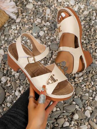 女士时尚圆头纯色复古扣粗跟户外派对春夏高跟凉鞋