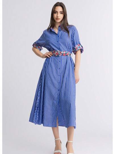 Vestido de mujer de media longitud con detalle de lazo a rayas