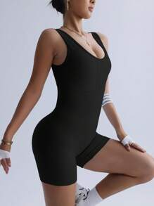 Jednoczęściowy, elastyczny, szybkoschnący kombinezon z wycięciem na plecach i pięknym tyłem bez krępujących linii. Doskonale nadaje się do jogi, jazdy na rowerze, sportów na świeżym powietrzu i codziennego użytku. Body modelujące.