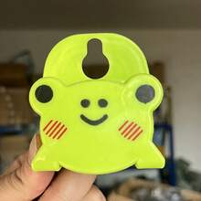 1 Stück Cartoon Luffa Schwamm Halter mit Saugnapf, Geschirrtuch Aufbewahrungsregal, Mehrzweck Spülbecken Organizer, Badezimmer Regal mit Haken. Leichte Kratzer oder Farbabplatzungen können aufgrund von Chargenunterschieden auftreten, beeinträchtigen aber den normalen Gebrauch nicht. Kaufen Sie mit Vertrauen und genießen Sie die Nutzung.