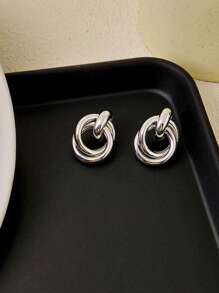1 Paar einfache personalisierte Mode kreative Nischen Design Silber verdrillter Kreis Ohrstecker, geeignet für den täglichen Gebrauch für Frauen