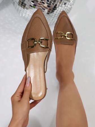 咖啡色尖头穆勒平底女鞋，金属扣装饰，百搭一脚蹬乐福鞋，优雅露背设计，平底休闲鞋