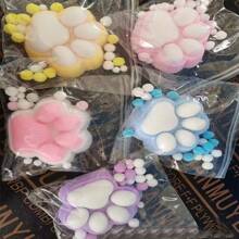1 pièce Mignonne patte de chat pelucheuse anti-stress : Jouet à presser et à pincer portable, idéal pour le bureau, l'extérieur et les cadeaux de vacances - Petit cadeau amusant, cadeau de Noël, faveurs de fête, remplissage de sac-cadeau, prix de classe, objet à presser pour le bureau
