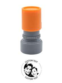 1 gepersonaliseerde, gegraveerde lichtgevoelige stempel met minimalistisch design. Stuur de afbeelding die u wilt personaliseren en wij maken een gepersonaliseerde stempel die uw unieke stijl laat zien. Geschikt voor studie, kantoor en dagelijks leven. Terug naar school: multifunctioneel, compact, met zegel, herbruikbaar, strijkvrij, kleurrijk, schattig, grappig, kawaii, modern, cartoon, koningsblauw. Uniek, gepersonaliseerde zelfinktende stempels, gepersonaliseerde naamstempels, gepersonaliseerde cadeaus voor vrouwen/mannen. Ideale cadeaus voor hem/haar, vriend(in), vriendin, vrienden, familie, kinderen, werknemers, voor school, voor zaken/werk/kantoor, terug naar school, schoolbenodigdheden.