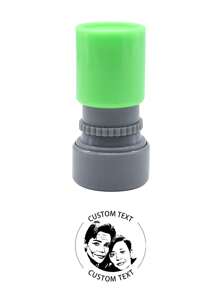1 gepersonaliseerde, gegraveerde lichtgevoelige stempel met minimalistisch design. Stuur de afbeelding die u wilt personaliseren en wij maken een gepersonaliseerde stempel die uw unieke stijl laat zien. Geschikt voor studie, kantoor en dagelijks leven. Terug naar school: multifunctioneel, compact, met zegel, herbruikbaar, strijkvrij, kleurrijk, schattig, grappig, kawaii, modern, cartoon, koningsblauw. Uniek, gepersonaliseerde zelfinktende stempels, gepersonaliseerde naamstempels, gepersonaliseerde cadeaus voor vrouwen/mannen. Ideale cadeaus voor hem/haar, vriend(in), vriendin, vrienden, familie, kinderen, werknemers, voor school, voor zaken/werk/kantoor, terug naar school, schoolbenodigdheden.