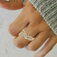 1 pieza Anillo chapado en oro de 14K con zirconia cúbica simulada, adecuado para compromiso, boda, fiesta y ocasiones especiales, apilable, 2 opciones de color