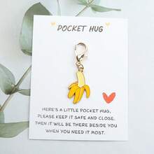 1 件迷人迷你水果钥匙扣口袋拥抱卡 - 草莓、西瓜、香蕉、菠萝、梨设计，带有衷心的信息，非常适合朋友和家人的生日、婚礼、夏日派对 | 节日钥匙扣礼物，节日钥匙扣礼物