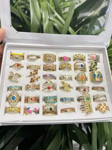 16 piezas de anillos de acero inoxidable de color amarillo dorado con apertura ajustable y decoración de color, apropiados para decoración diaria o regalo. El patrón y el color se enviarán de forma aleatoria.