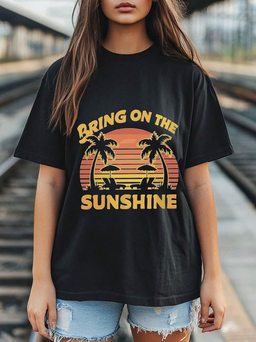 Camiseta gráfica Bring on the Sunshine: camiseta informal negra grande para mujer con diseño vibrante de palmera y puesta de sol, manga corta con cuello redondo, mezcla ligera de poliéster, perfecta para Cas - Negro - Ver 1