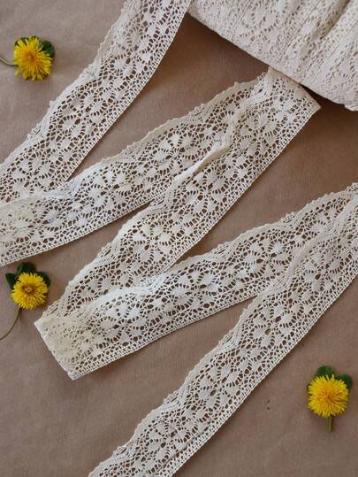 Broderie din dantela, dantela din bumbac, panglica din dantela din bumbac inaltime de 6 cm, din fire de bumbac 100%. Folosit pentru aplicații vestimentare cu un model frumos original și neobișnuit, pentru artizanat, într-o culoare bej natural, moale, plăcut la atingere și foarte ușor de aplicat