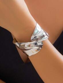 1 pieza Brazalete abierto asimétrico de metal punk rock, accesorio de moda ancho de plata para mujer - Plateado - Ver 1