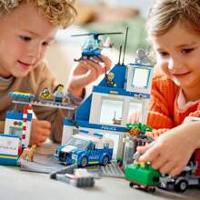 LEGO Set di costruzioni di una stazione di polizia moderna della serie City, per ragazzi, come regalo per la Festa del Bambino