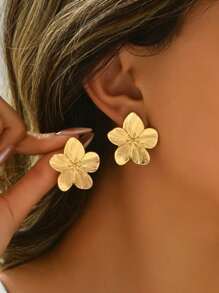 1 par de pendientes retro de flor dorada para mujeres, apropiados para vacaciones, festivales, ceremonias y fiestas