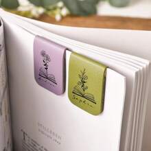 Namens-Lesezeichen mit Geburtsblume, individuelles Leder-Heimblumen-Buch, personalisiertes magnetisches Lesezeichen, Geschenk für Buchliebhaber zum Geburtstag, Buch-Accessoire, Schulmaterial, multifunktional, ornament, wiederverwendbar, modern, bunt, süß, Vintage, Cartoon, Kawaii, individuell, personalisiert, einzigartig, individualisiert, für Büro/Büro, Schule, Büro, Schüler, Studenten, Lehrer, Universität, College, Wohnheim, Lehrerin, Jungen und Mädchen, Teenager, Mittelschüler, Oberschüler der Oberstufe, Universitätsstudenten, Freshman, Sophomore, Underklassiker