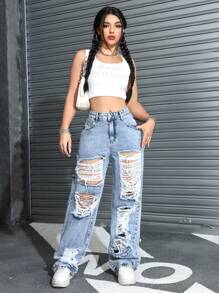 Calça jeans feminina casual azul claro com corte folgado e desgastado