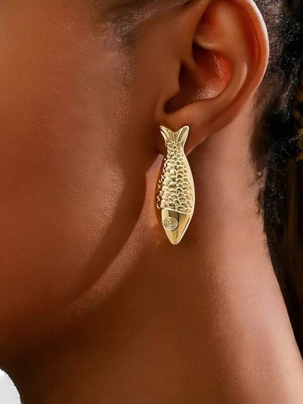 1pc Charming Fashion Gold Metal Small Fish Stud Earrings, Cute & Stylish Accessories For Women Everyday Wear