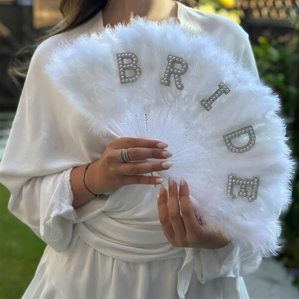 1pc White Feather Folding Hand Fan, Bridal Fan, Faux Pearl & "Bride" Letter Decor Fan, Bachelorette Party Wedding Decoration Gift, Photo Prop