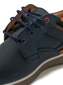 Zapatos casuales de tipo vestir para hombre modernos, versátiles y cómodos, con ajuste con cordones, ideales para diversas ocasiones, desde reuniones de trabajo informales hasta salidas sociales o eventos semi formales, que le dan un toque de sofisticación dentro del calzado masculino. - Azul Marino - Ver 4