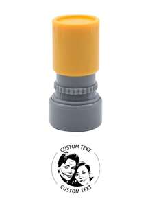 1 gepersonaliseerde, gegraveerde lichtgevoelige stempel met minimalistisch design. Stuur de afbeelding die u wilt personaliseren en wij maken een gepersonaliseerde stempel die uw unieke stijl laat zien. Geschikt voor studie, kantoor en dagelijks leven. Terug naar school: multifunctioneel, compact, met zegel, herbruikbaar, strijkvrij, kleurrijk, schattig, grappig, kawaii, modern, cartoon, koningsblauw. Uniek, gepersonaliseerde zelfinktende stempels, gepersonaliseerde naamstempels, gepersonaliseerde cadeaus voor vrouwen/mannen. Ideale cadeaus voor hem/haar, vriend(in), vriendin, vrienden, familie, kinderen, werknemers, voor school, voor zaken/werk/kantoor, terug naar school, schoolbenodigdheden.
